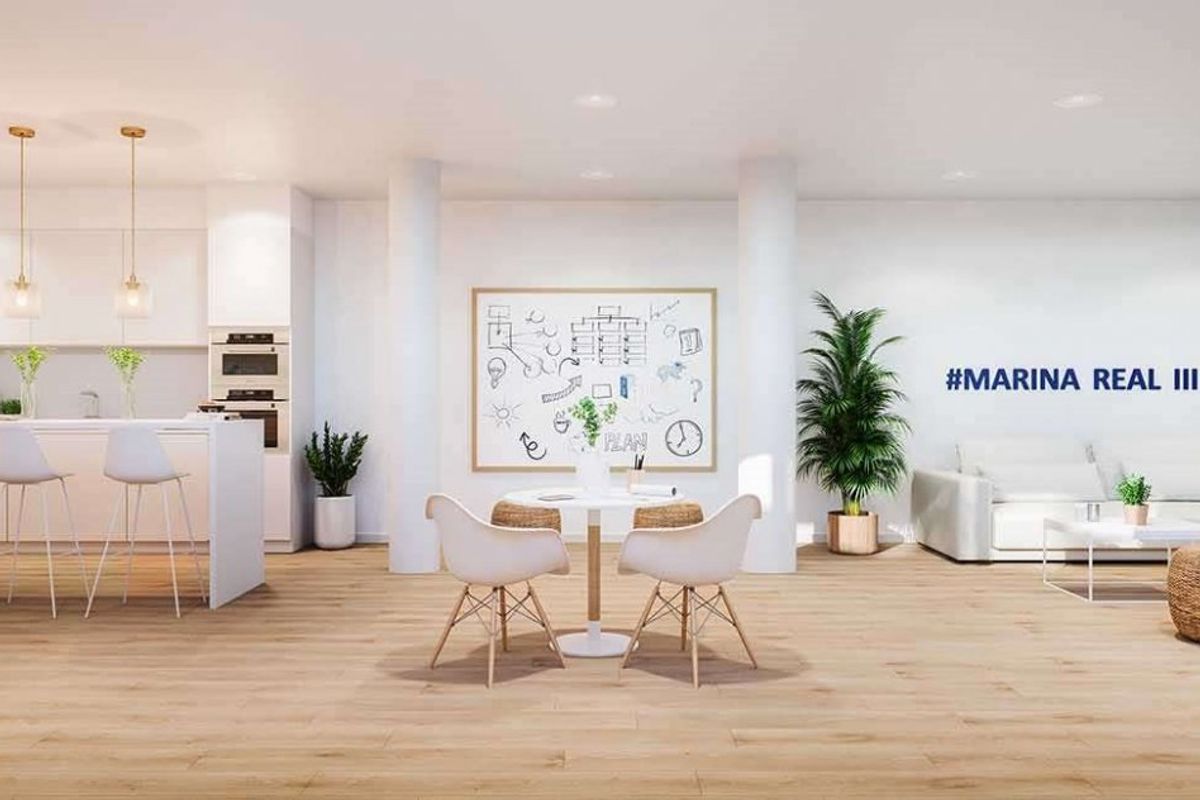 Chique gemeenschappelijke ruimte van een penthousegebouw in Denia, met zitplaatsen en artistieke decoratie.