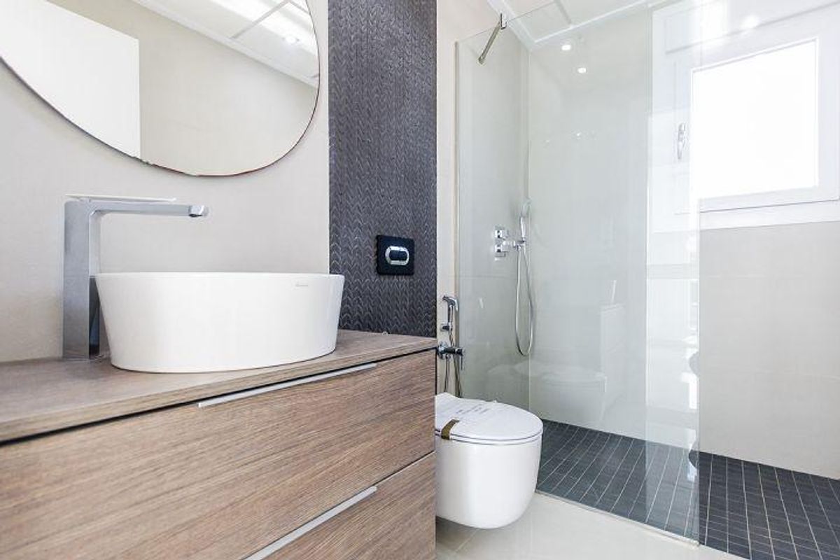 Moderne badkamer met strak ontwerp en inloopdouche in een 3-slaapkamer villa in Rojales, Costa Blanca Zuid.