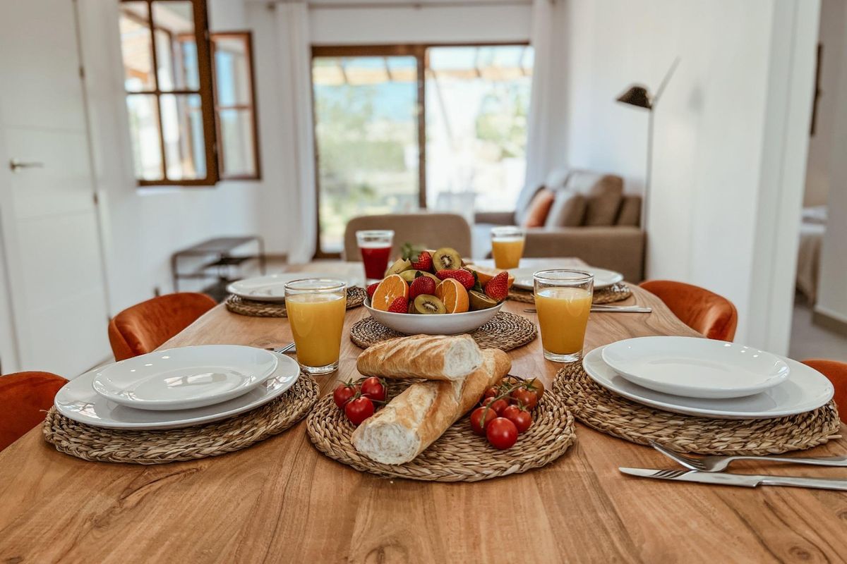 Ontbijttafel met fruit en dranken, natuurlijk licht in de eetruimte van de villa, Cuevas Del Almanzora.