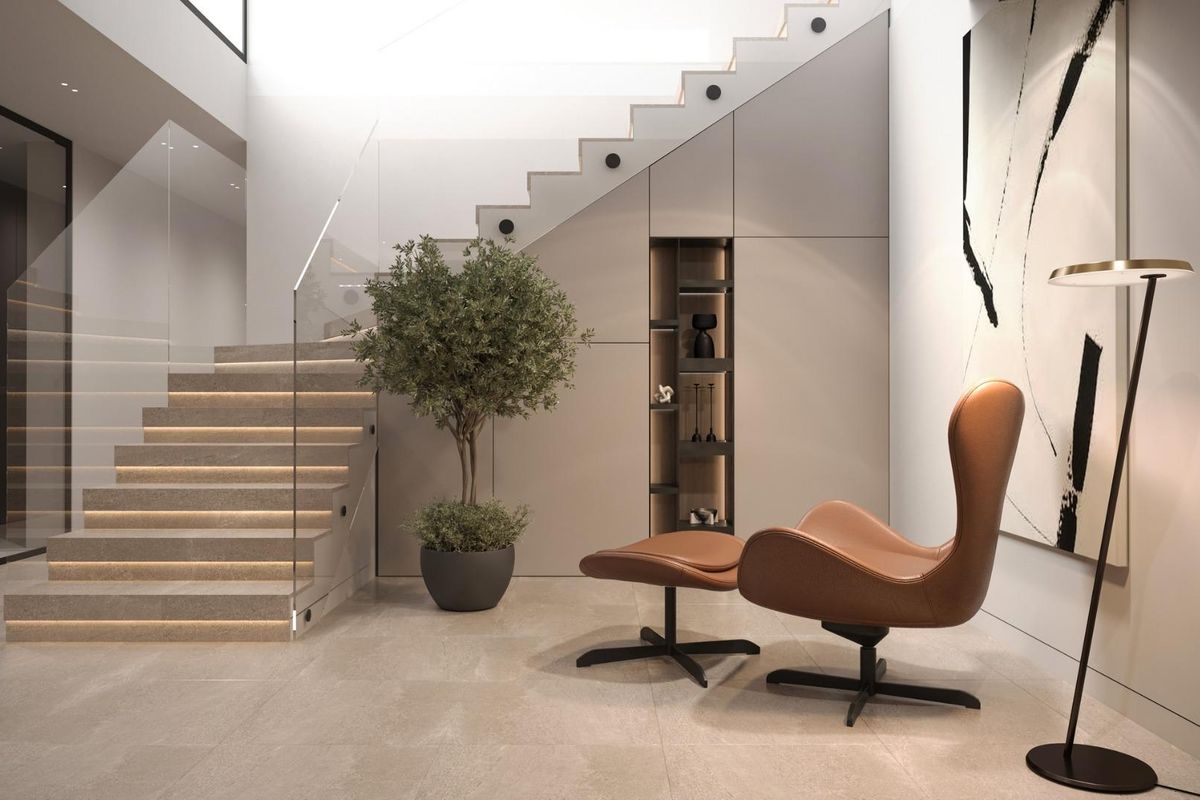 Heldere gang met een designstoel en trap in een villa in Mijas.