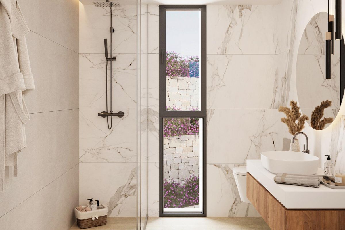 Luxe badkamer met marmeren afwerking in een 3-slaapkamer villa in Polop, Costa Blanca Noord.