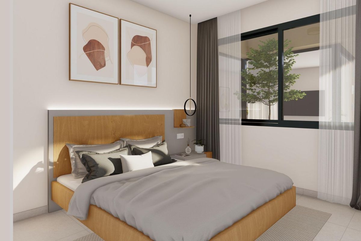 Heldere slaapkamer met zachte linnengoed en een minimalistisch ontwerp in een 3-slaapkamer villa in Baños y Mendigo.