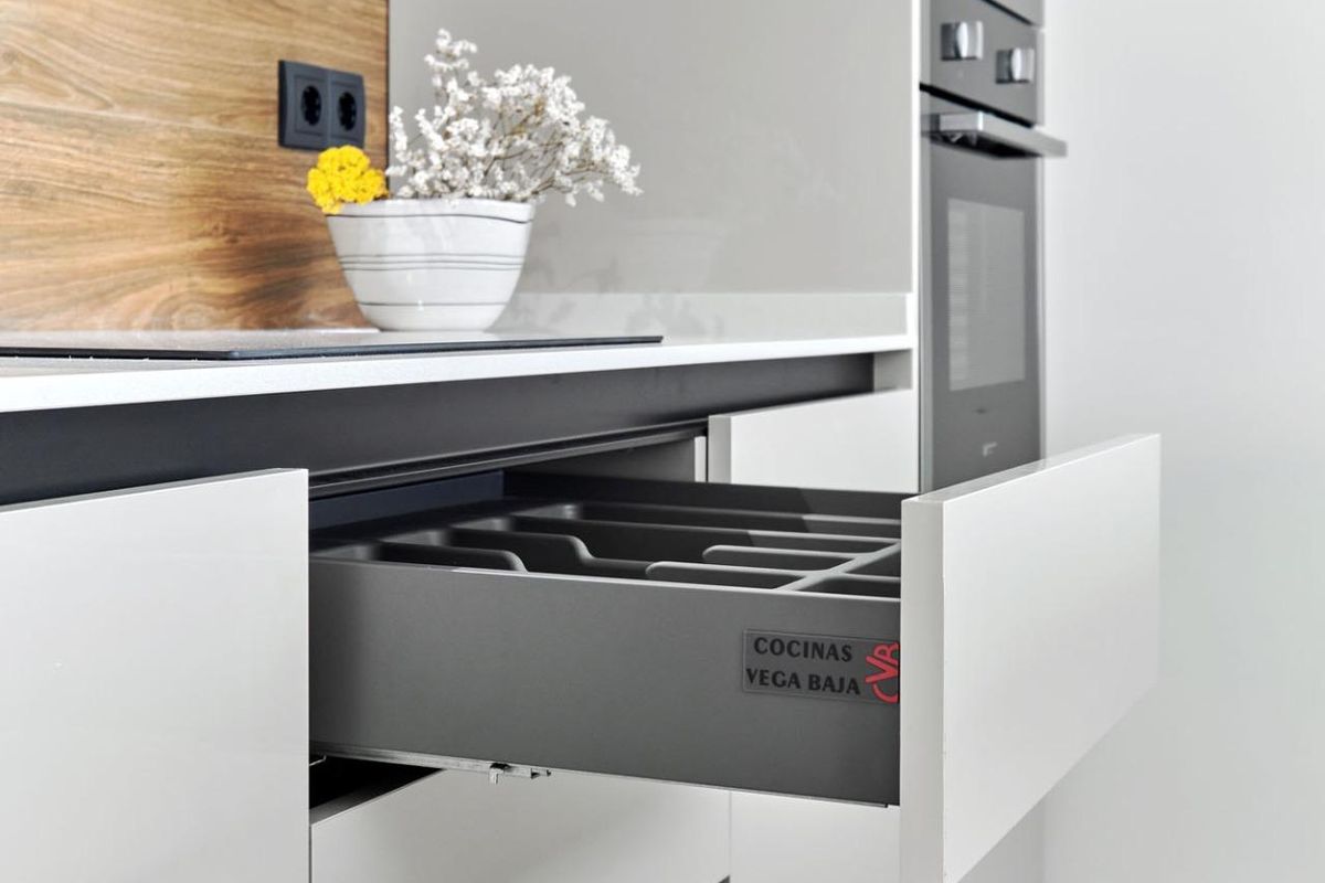 Functionele keukenladen in een bungalow in Torrevieja, die modern design en efficiëntie weerspiegelt.