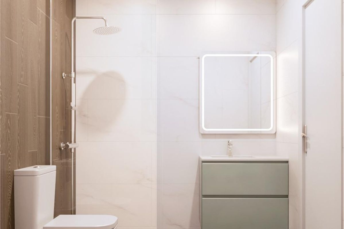 Stijlvolle badkamer in een villa in San Pedro del Pinatar, uitgerust met moderne voorzieningen en elegante decoratie.