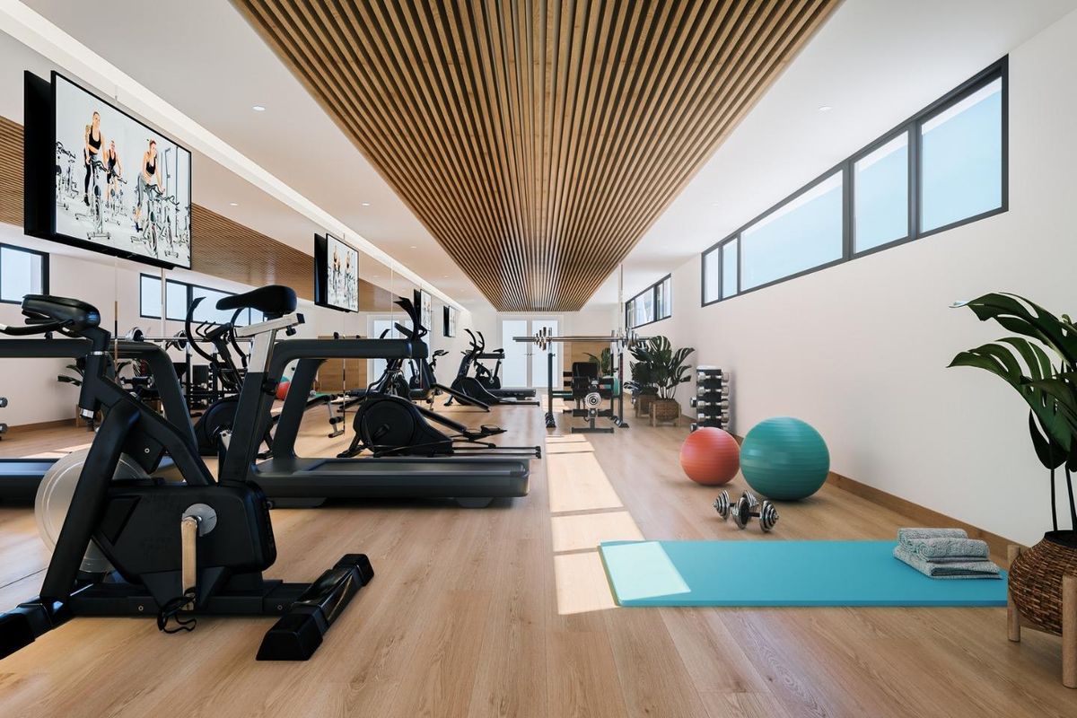 Moderne sportschool met apparatuur en natuurlijk licht in Rincon de la Victoria, Costa del Sol, Spanje.