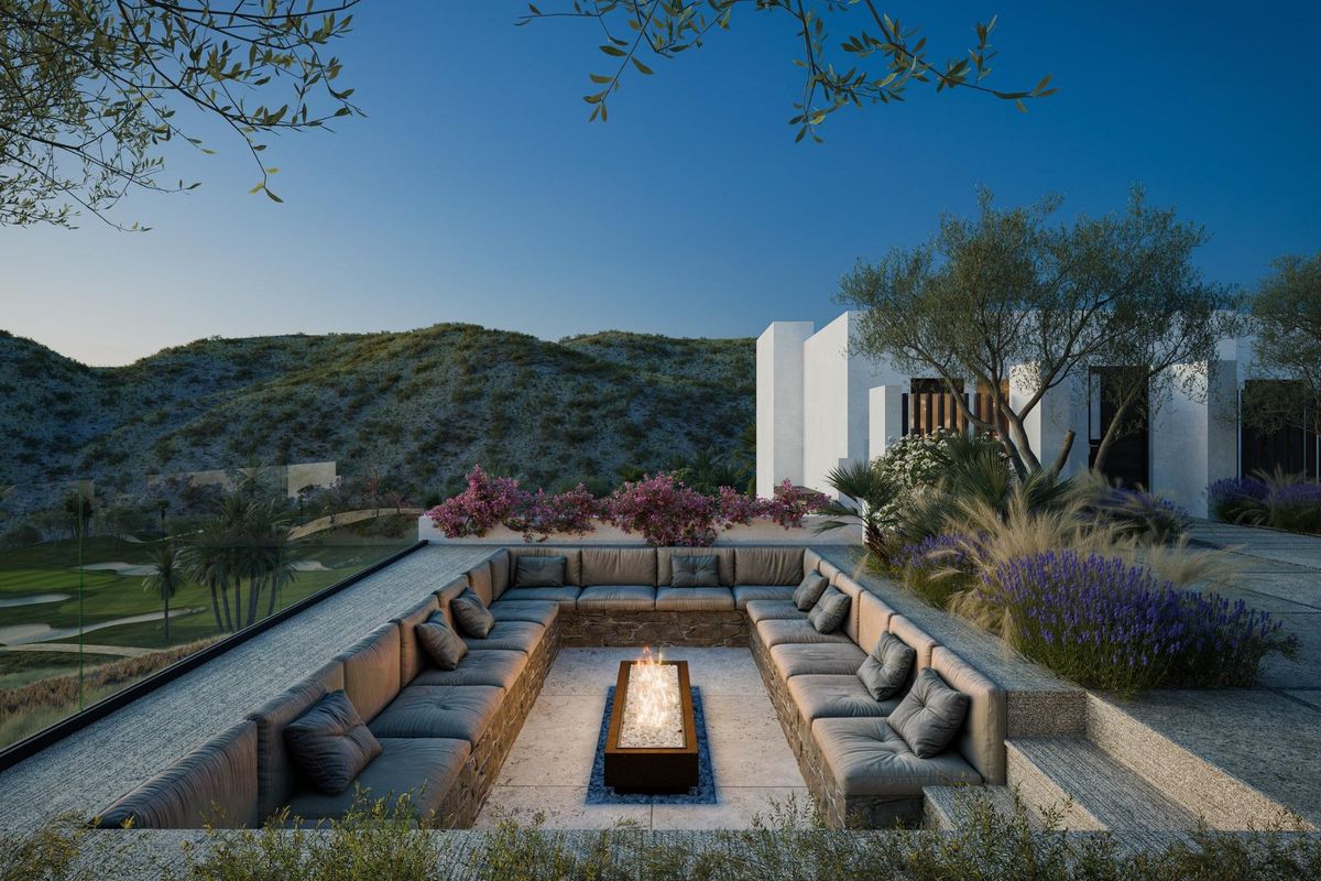 Gezellige buitenzitplaats met vuurplaats, toont het prachtige landschap van Mojacar bij schemering.