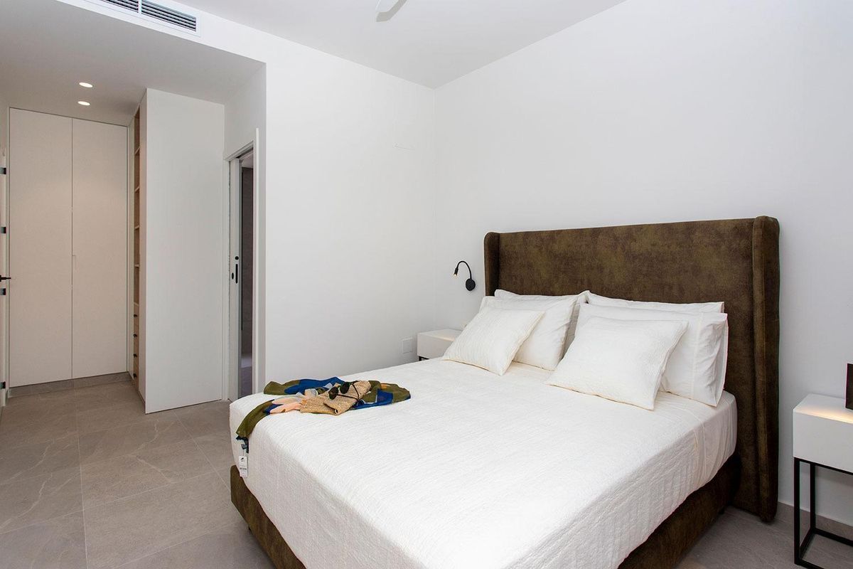 Gezellige slaapkamer met een comfortabel bed en voldoende kastruimte, gelegen in Sucina, Costa Calida.