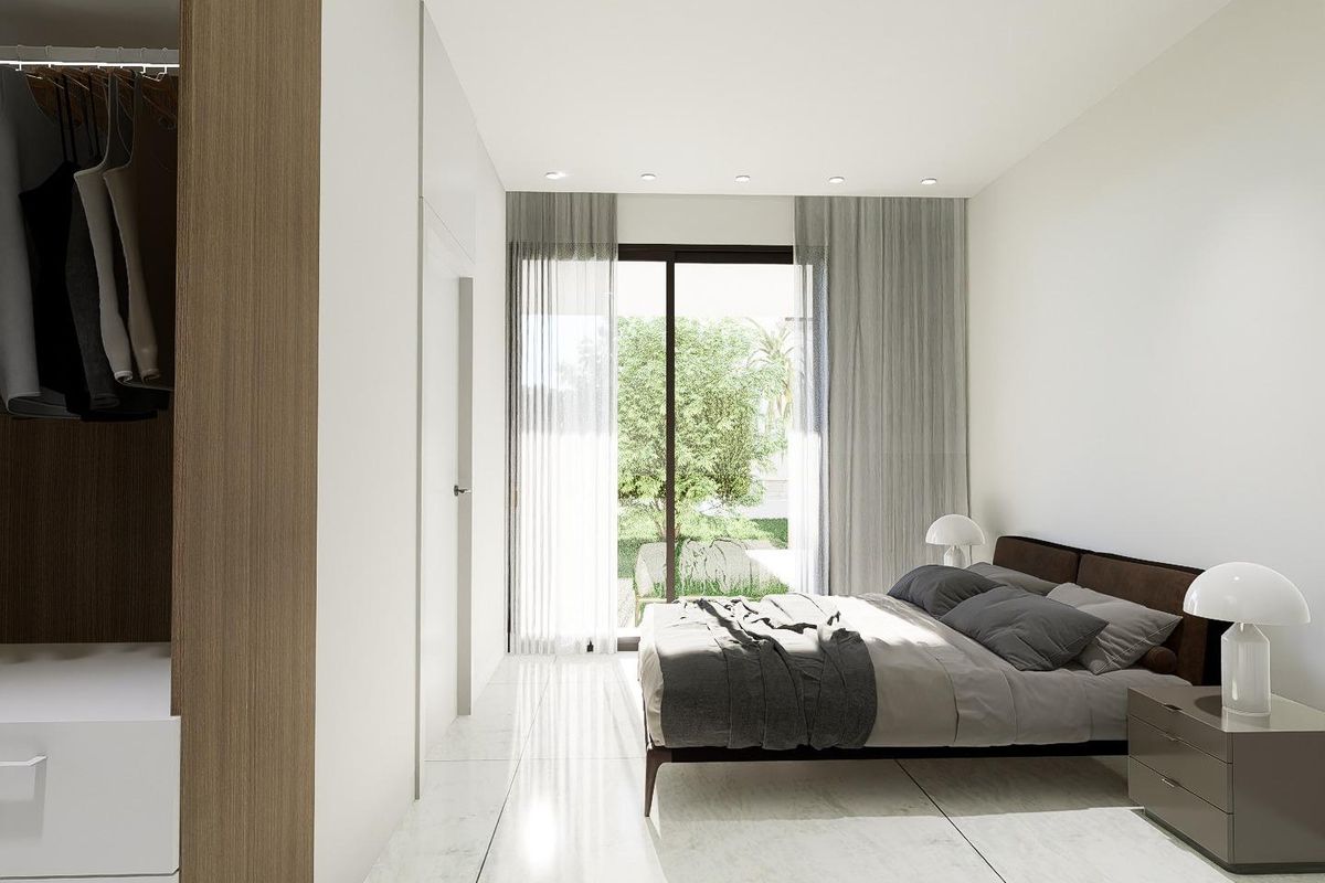 Gezellige slaapkamer met grote ramen en tuinzicht in een 4-slaapkamer villa in Orihuela Costa.