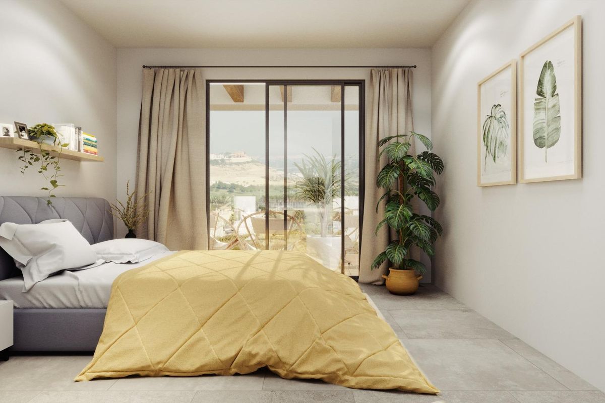 Uitnodigende slaapkamer in de villa in Rojales, Costa Blanca, versierd met frisse plantaccenten en natuurlijk licht.