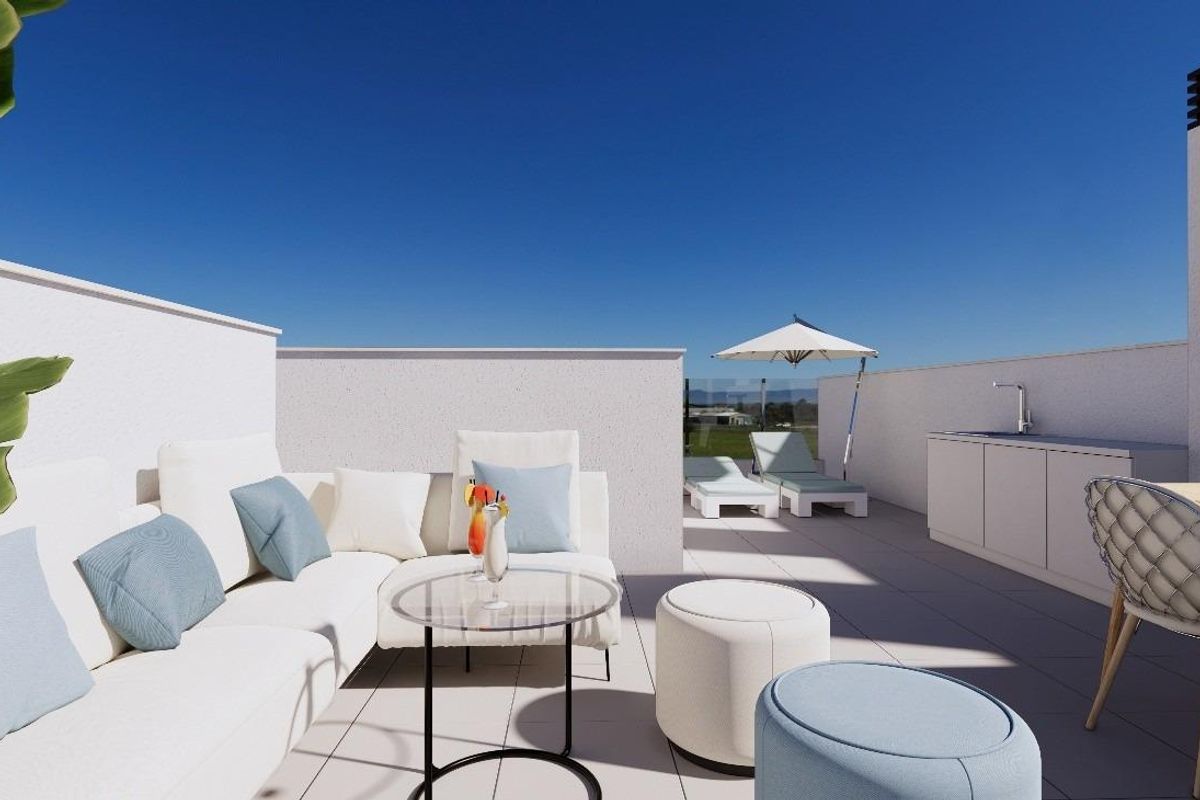 Stijlvolle lounge ruimte op het dakterras met ligbedden en kitchenette bij een 3-slaapkamer townhouse in Los Alcazares, Costa Calida.