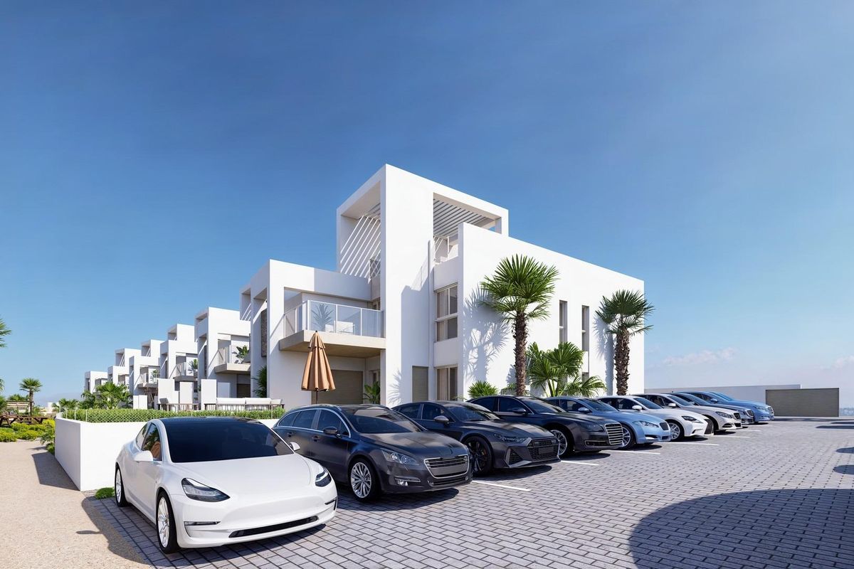 Parkeerplaats voor moderne woongebouwen met palmbomen in Ciudad Quesada, Costa Blanca Zuid.