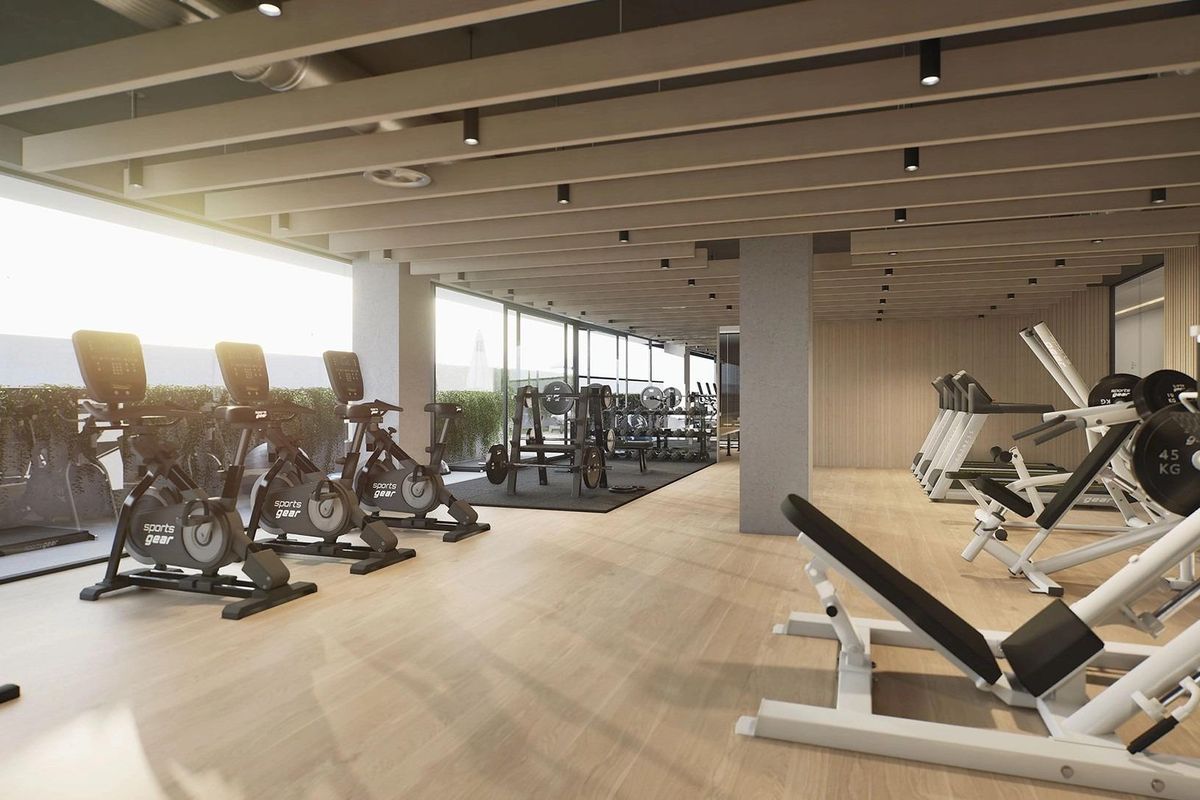 Goed ontworpen fitnesscentrum met uitzicht en trainingsstations in Mijas, Costa del Sol.