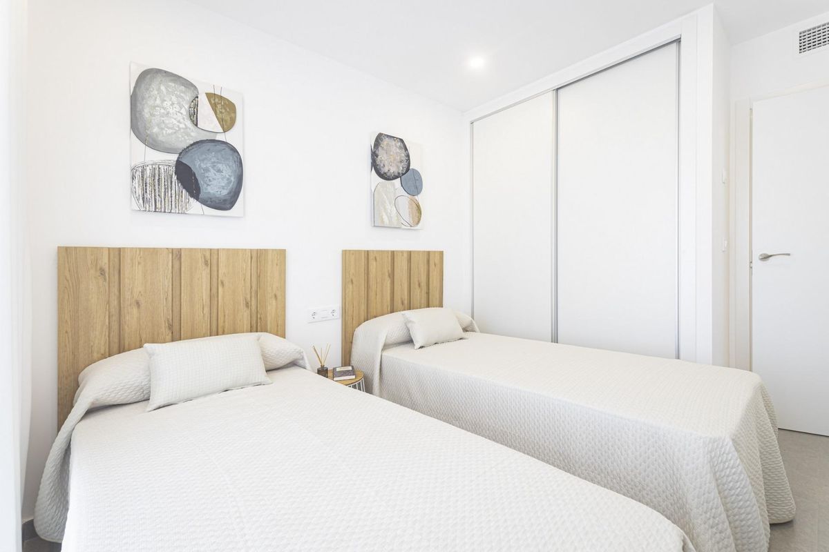 Tweepersoons slaapkamer ontworpen voor comfort met moderne accenten in een appartement in La Manga del Mar Menor.