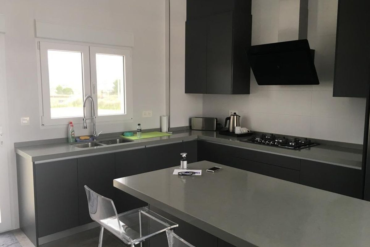 Moderne keuken in een 3-slaapkamer villa, met strakke kasten en uitzicht op Pinoso, Costa Blanca Zuid.