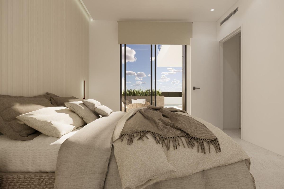 Charmante slaapkamer met een comfortabel bed en toegang tot een terras, te vinden in een huis in Dolores, Costa Blanca Zuid.