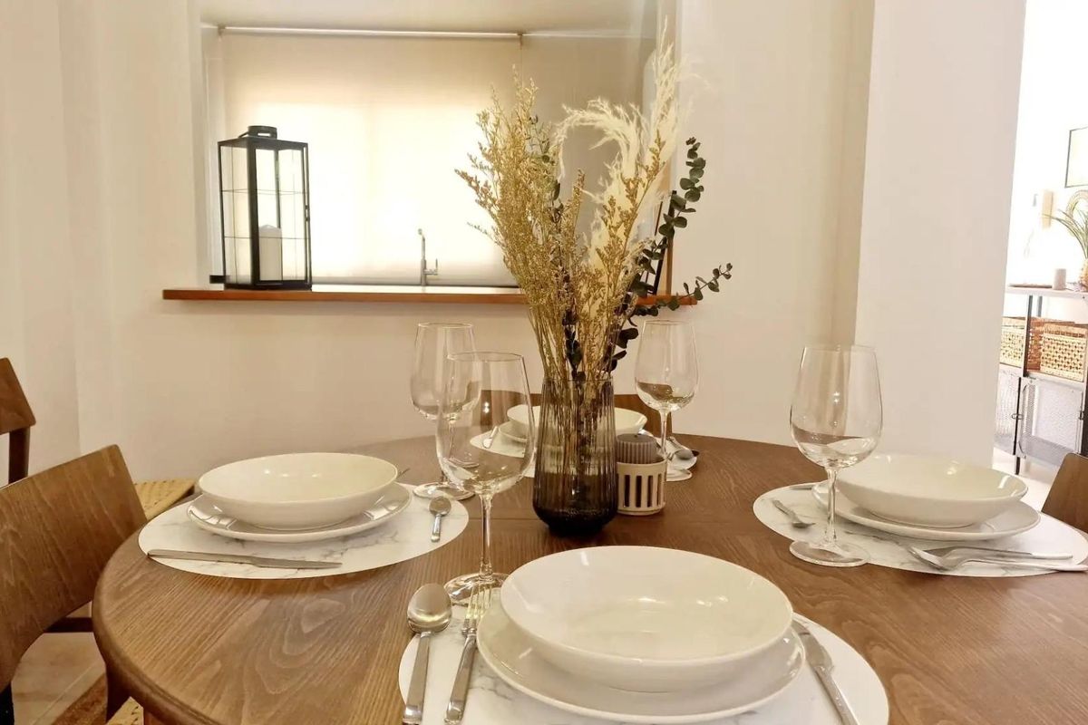 Close-up van een mooi gedekte eettafel in een 3-slaapkamer villa in Lorca, met elegante servies en decor.