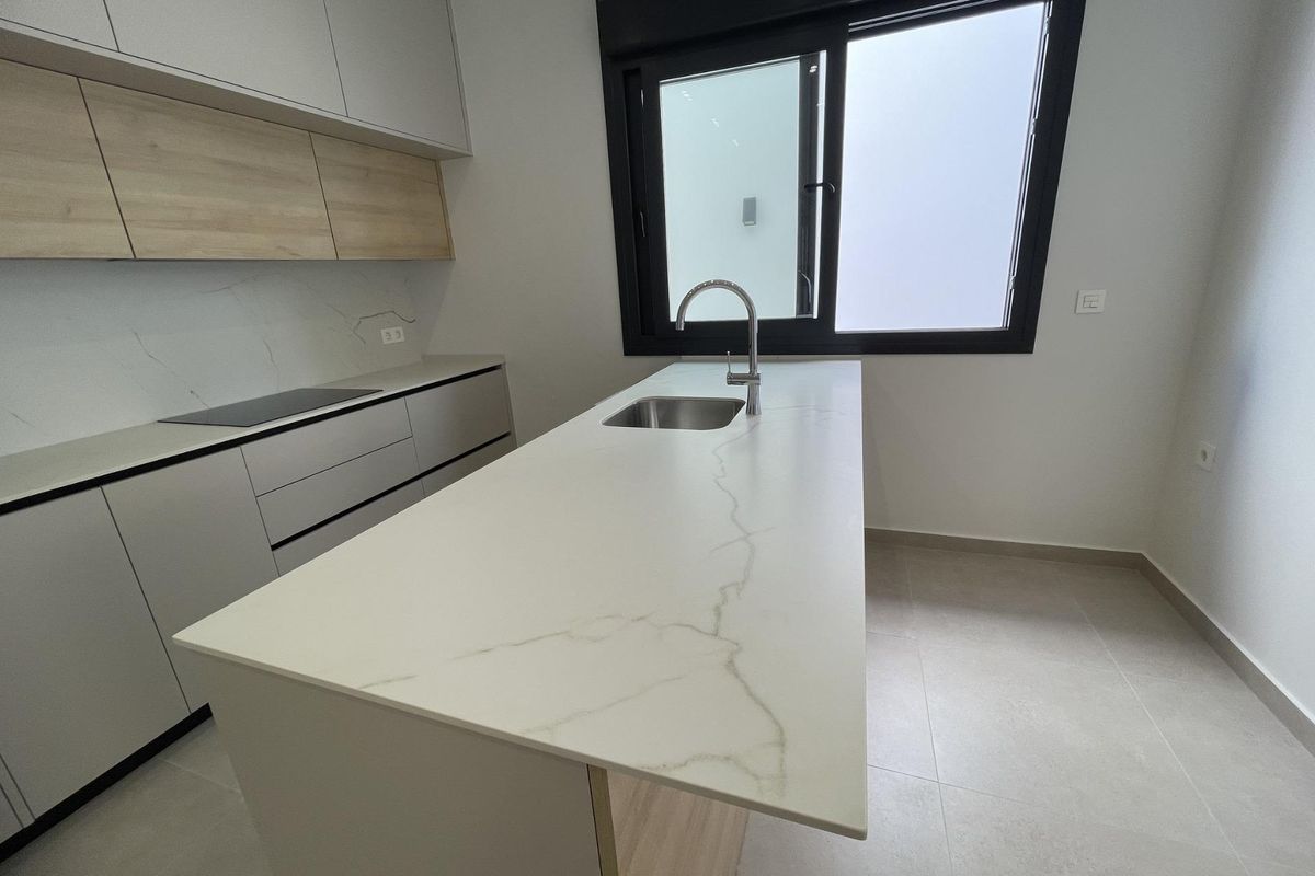Goed ontworpen keuken met voldoende werkruimte in de 3-slaapkamer villa in Almoradi, Costa Blanca Zuid, helder en luchtig.