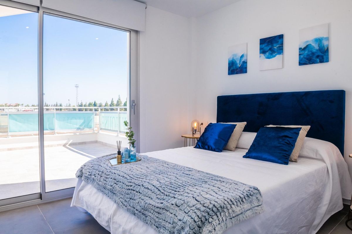 Smaakvol ingerichte slaapkamer in een 3-slaapkamer villa, met toegang tot een groot balkon in Los Alcazares.