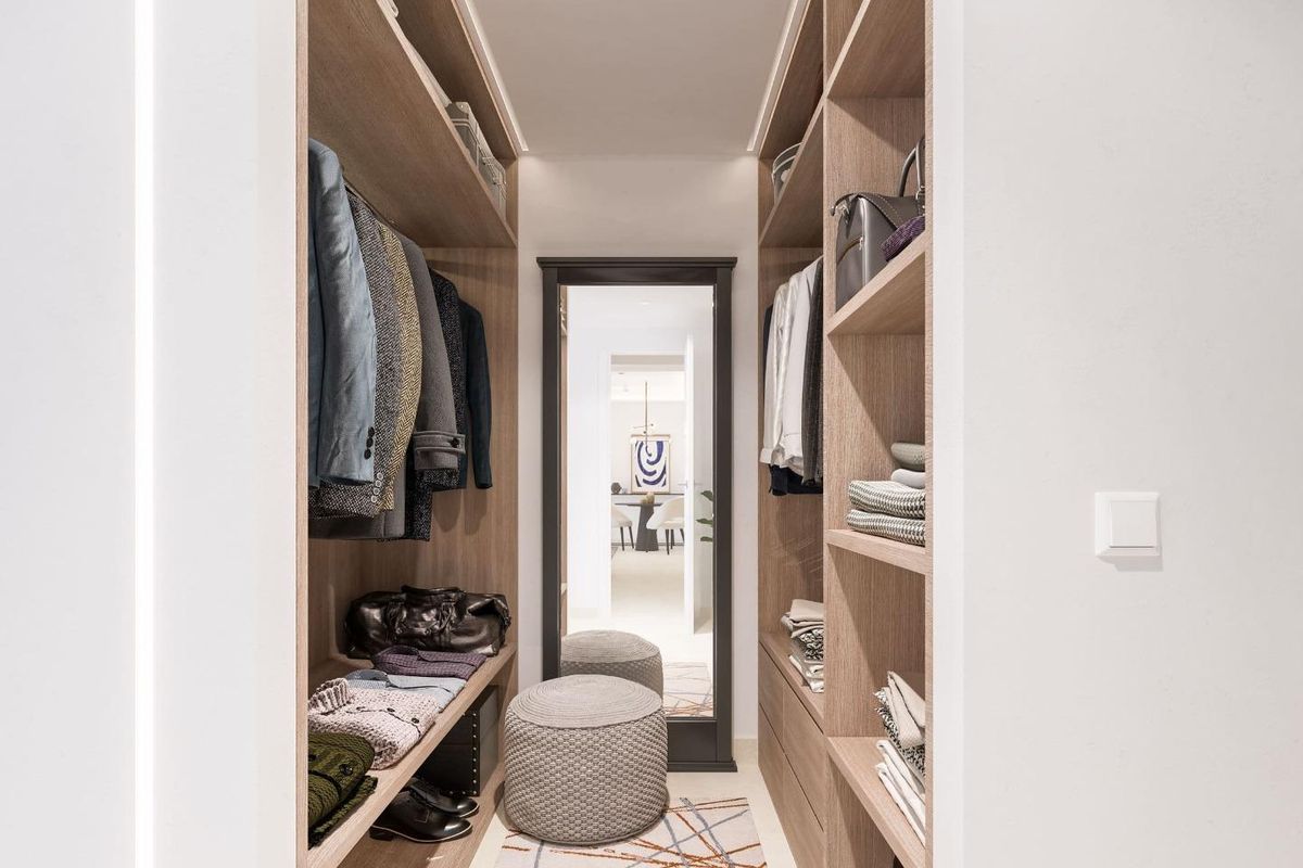 Elegante gang met ingebouwde opslag in een modern appartement in Fuengirola met 3 slaapkamers.