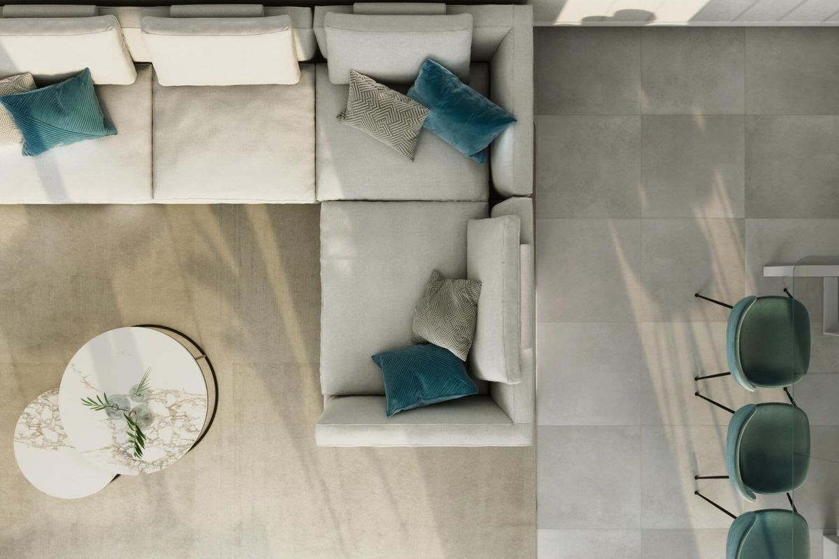 Luchtfoto van de woonkamer en eetkamer die ruimte en modern interieur toont in het appartement in Estepona.