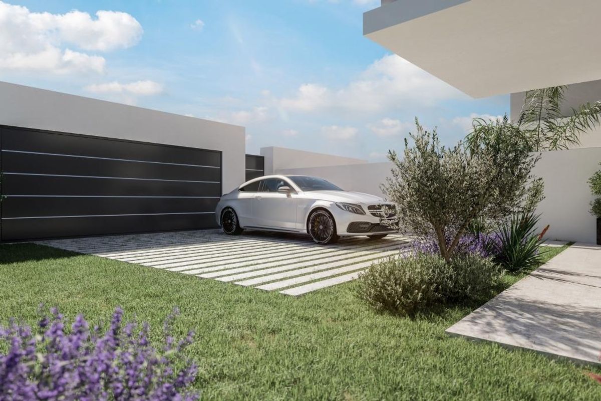 Moderne oprit met een luxe auto naast een prachtig aangelegde tuin in Estepona.