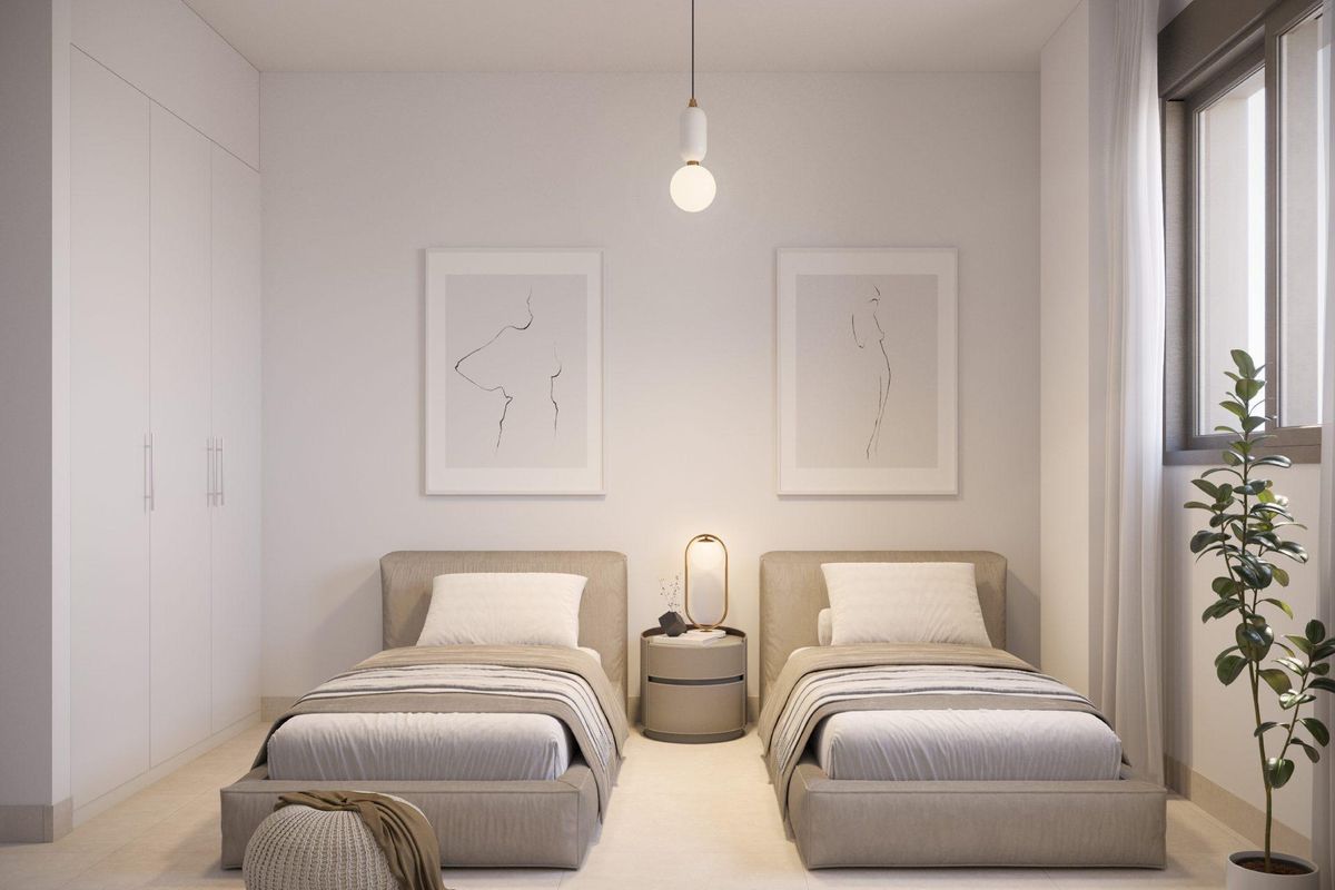 Moderne slaapkamer met twee eenpersoonsbedden en natuurlijk licht in Pulpi, Costa de Almeria.