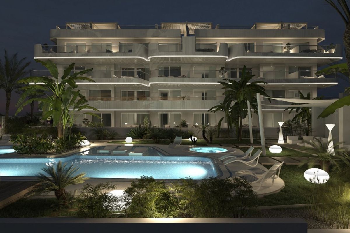 Nachtzicht op het verlichte zwembadgebied en appartementencomplex in Orihuela Costa, Costa Blanca Zuid.
