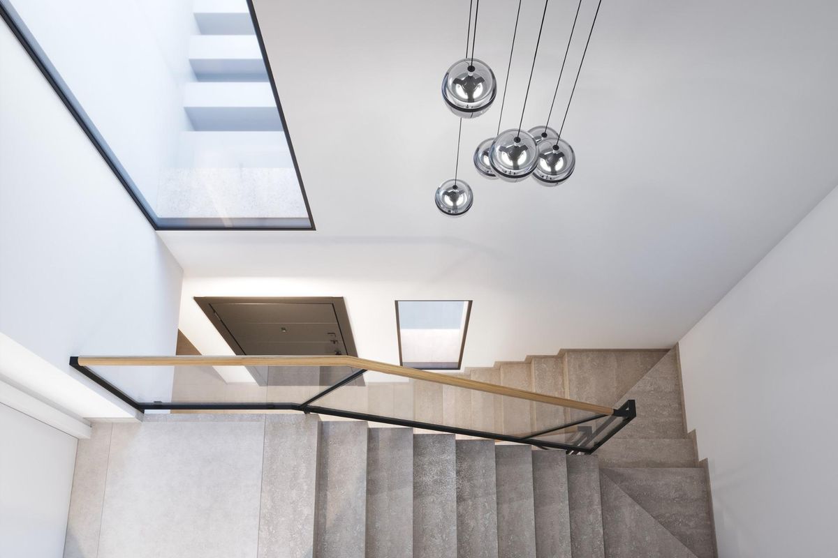 Stijlvolle trapuitzicht met moderne verlichting in de 3-slaapkamer villa, San Javier, leidend naar bovenverdiepingen.