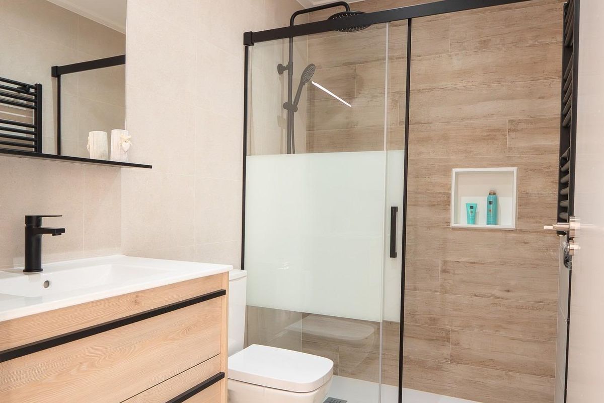 Stijlvolle badkamer met moderne armaturen in een villa met 3 slaapkamers in San Fulgencio, Costa Blanca Zuid, Spanje.