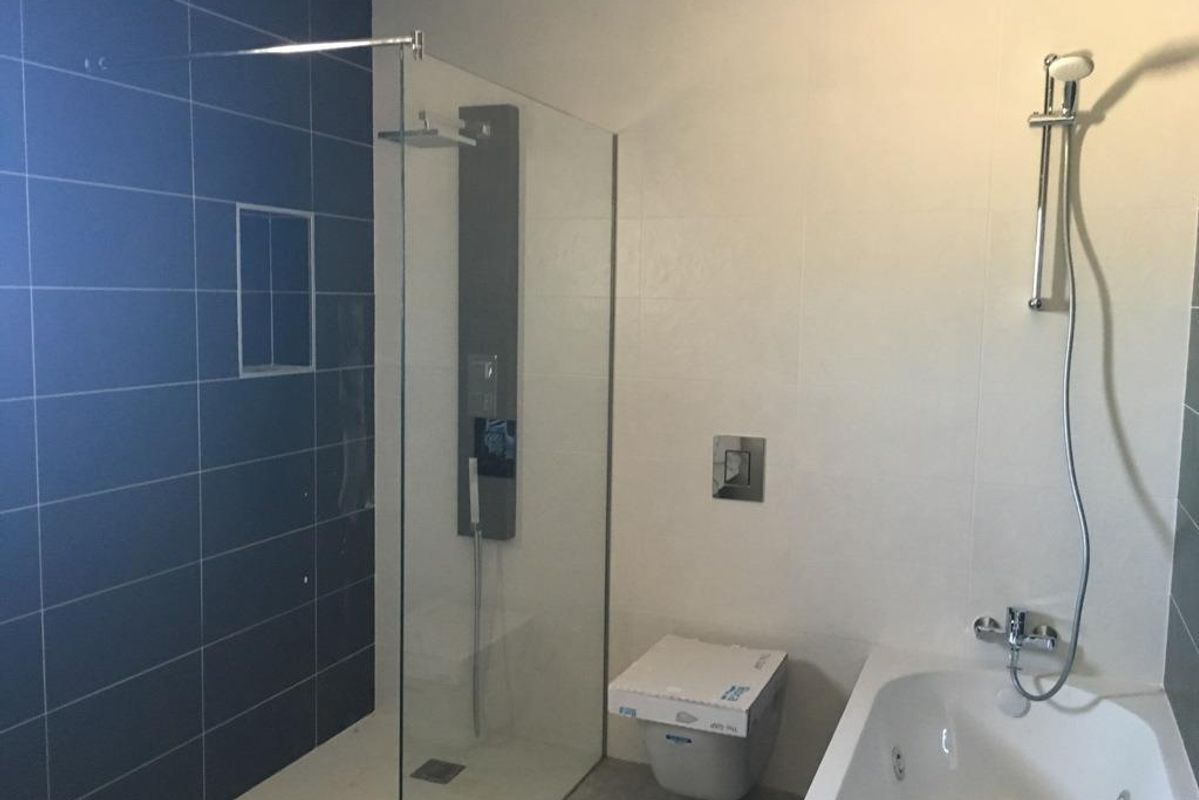 Moderne badkamer met glazen douche en witte tegels in de 3-slaapkamer villa, Pinoso, Costa Blanca Zuid.