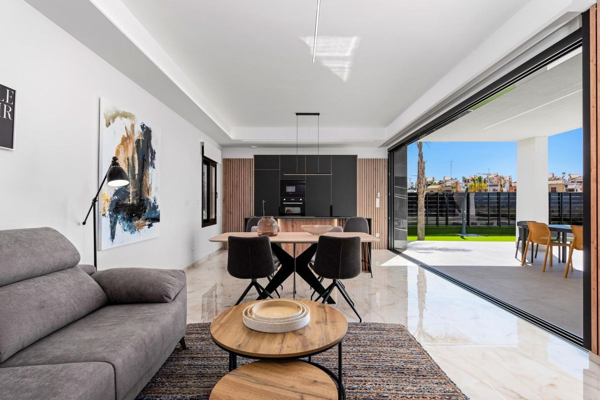 Moderne open woonkamer en eetkamer met tuinzicht in een 3-slaapkamer villa in Algorfa, Costa Blanca.