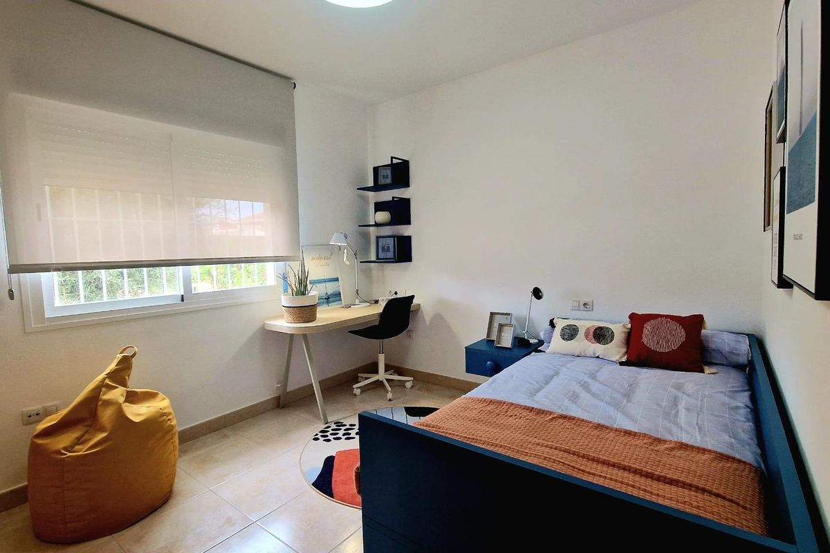 Gezellige slaapkamer in de 4-slaapkamer villa in Lorca, met een stijlvol eenpersoonsbed en een studeerhoek.