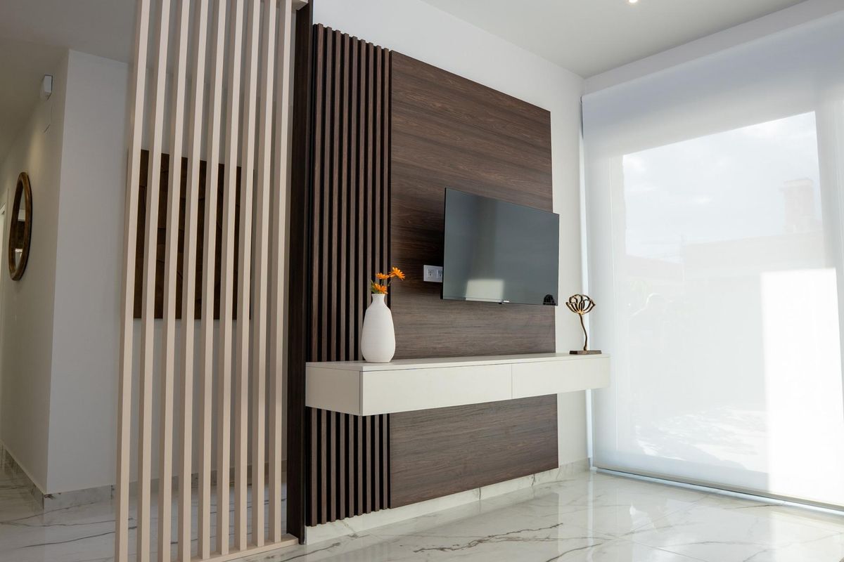 Stijlvol entreeontwerp in een 3-slaapkamer villa, met een tv-meubel en decoratieve elementen in Ciudad Quesada.