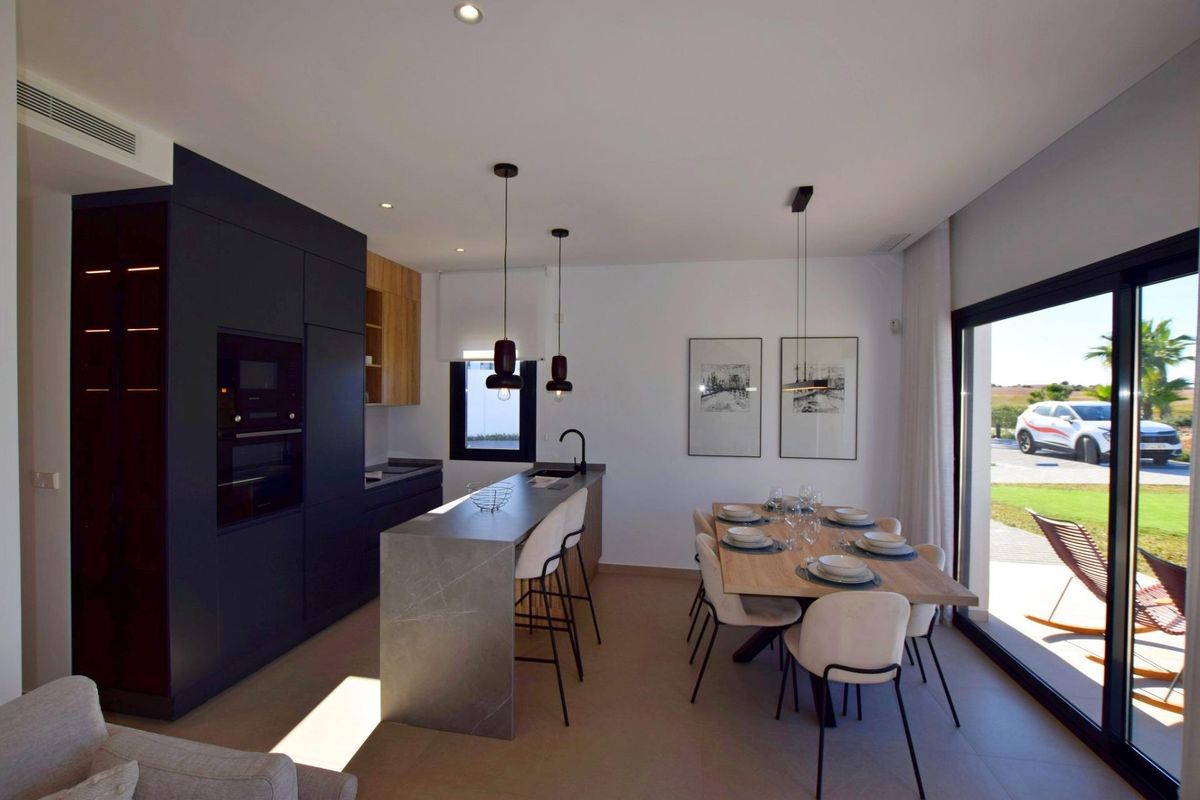 Keuken- en eetruimte in de benedenwoning, met nadruk op strakke moderne afwerkingen in Alhama De Murcia.