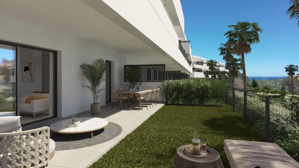 Begane grond terras met buitenmeubilair en tuin in Estepona, Costa del Sol. 2-slaapkamer appartement.