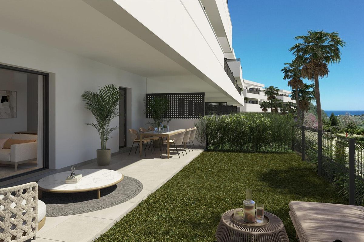 Stijlvol terras van een 2-slaapkamer appartement in Estepona, met buitenshuis zitplaatsen en uitzicht op de tuin.