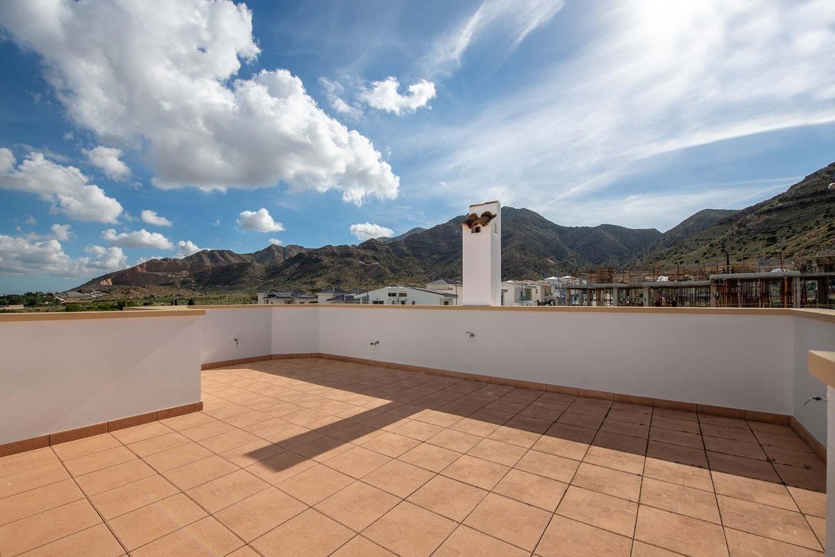Ruim dakterras met prachtig uitzicht op de bergen bij een 3-slaapkamer bungalow in Cox, Costa Blanca Zuid, Spanje.