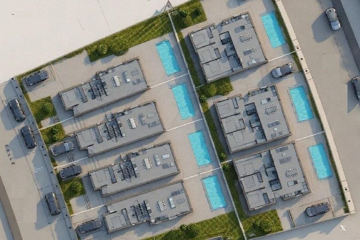 Voorzijde van moderne villa met parkeerplaats