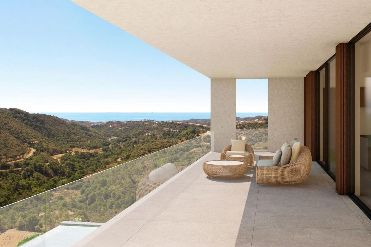 Ruimtelijk terras met zitgelegenheid, met een prachtig uitzicht op de heuvels van Benahavís en de zee.