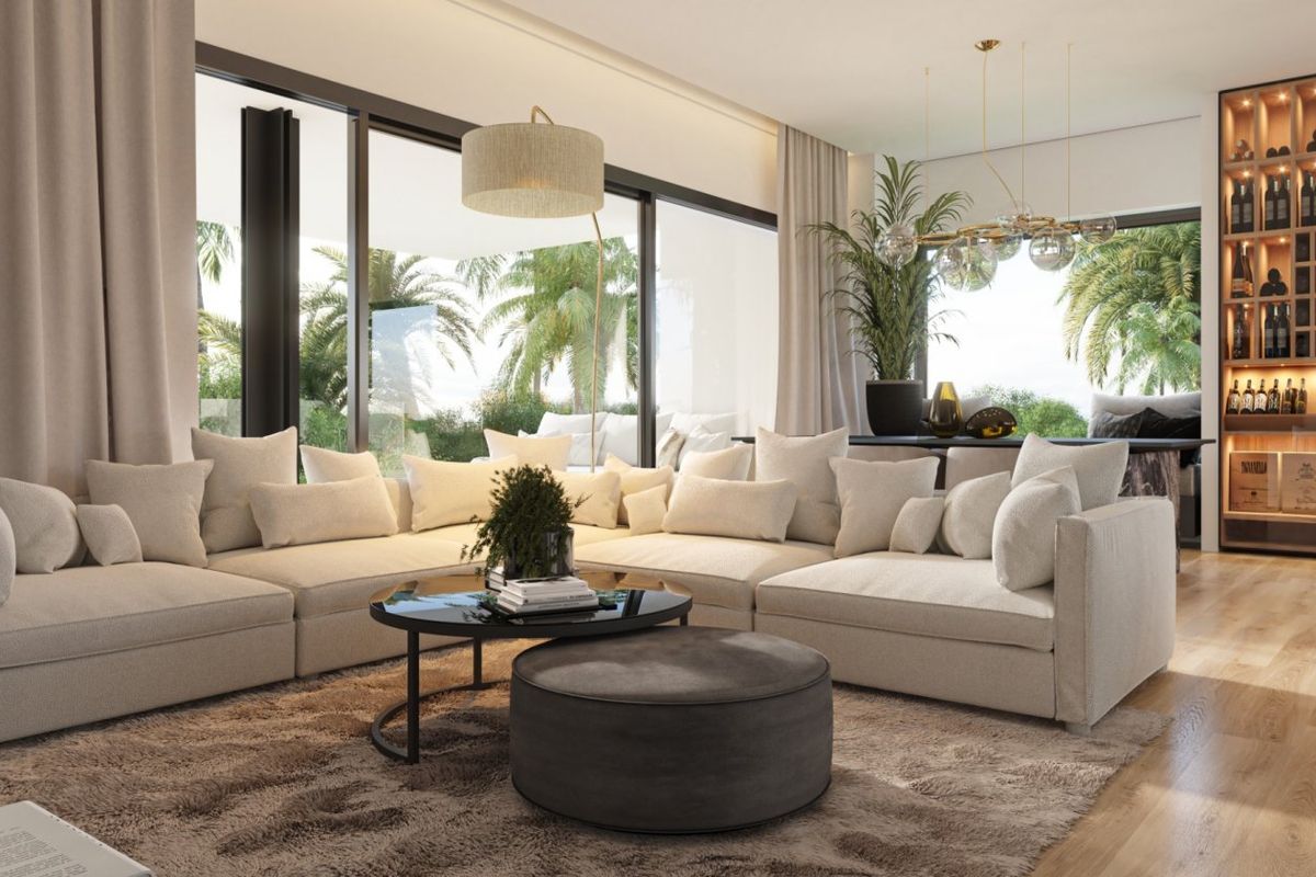 Gezellige woonkamer met grote ramen, moderne meubels en uitzicht op weelderige begroeiing in Orihuela.