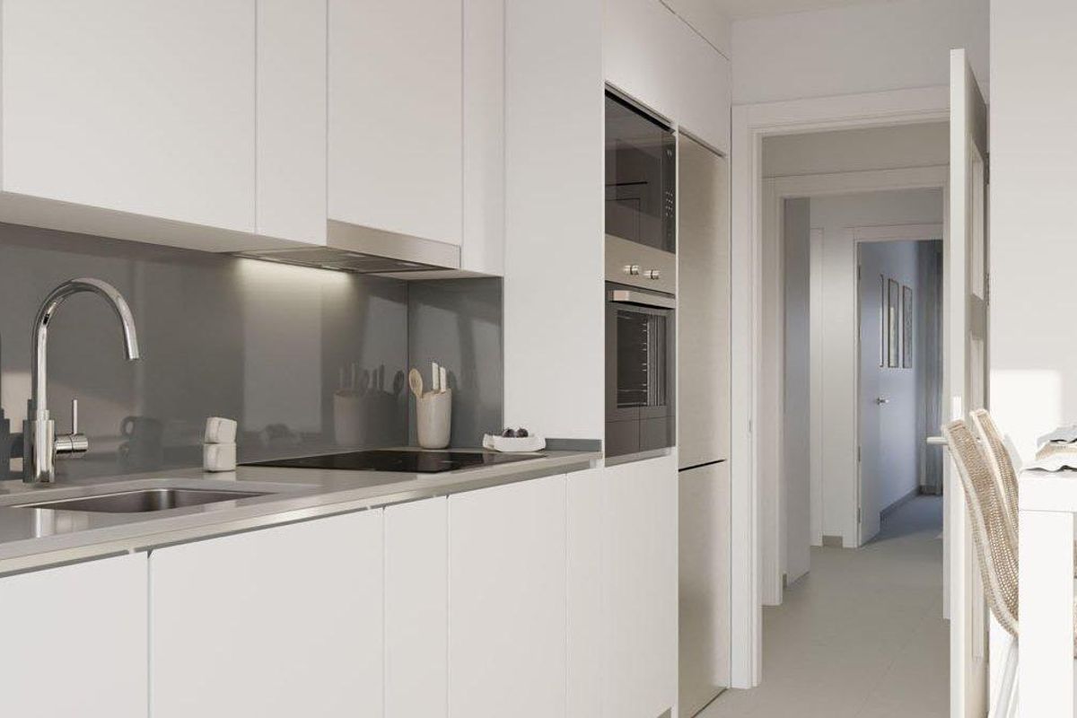 Strakke keuken in het penthouse van Almuñecar, uitgerust met moderne apparaten.