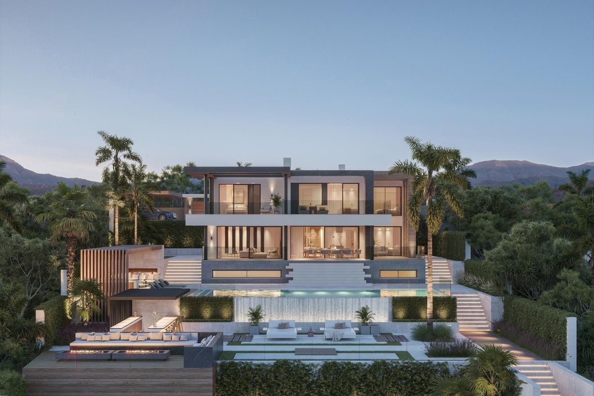 Buitenkant van een moderne villa met 4 slaapkamers in Mijas, Costa del Sol, met weelderige tuinen en een zwembad.