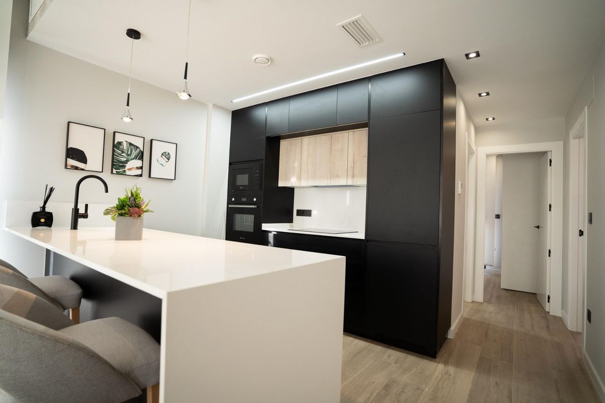 Moderne keuken details, met stijlvolle kasten en hoogwaardige apparaten in de bungalow van Pilar de La Horadada.