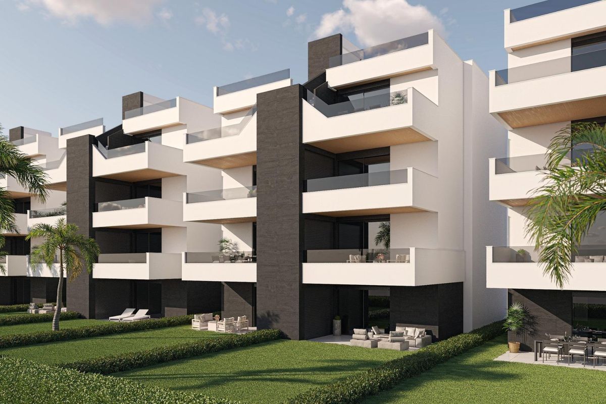 Buitenkant van een modern 2-slaapkamer appartementcomplex in Alhama De Murcia, met balkons en aangelegde tuinen.