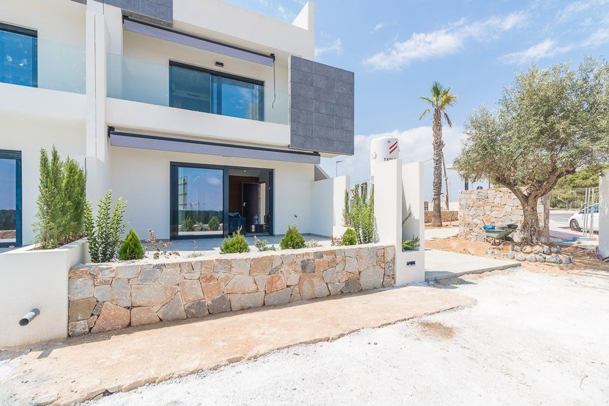 Stijlvolle ingang van het appartement op de begane grond met stenen elementen in Torrevieja, Costa Blanca Zuid.
