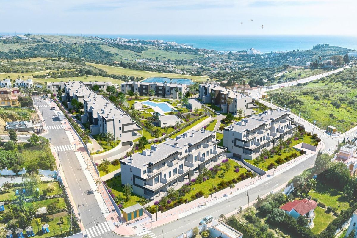 Luchtfoto van een luxe penthouse gemeenschap in Estepona, Costa del Sol, omgeven door groen en heuvels.