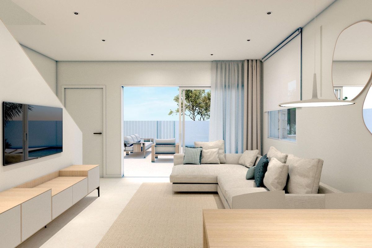 Heldere, moderne woonkamer van de villa, met stijlvolle meubels en directe toegang tot het buitenterrein.