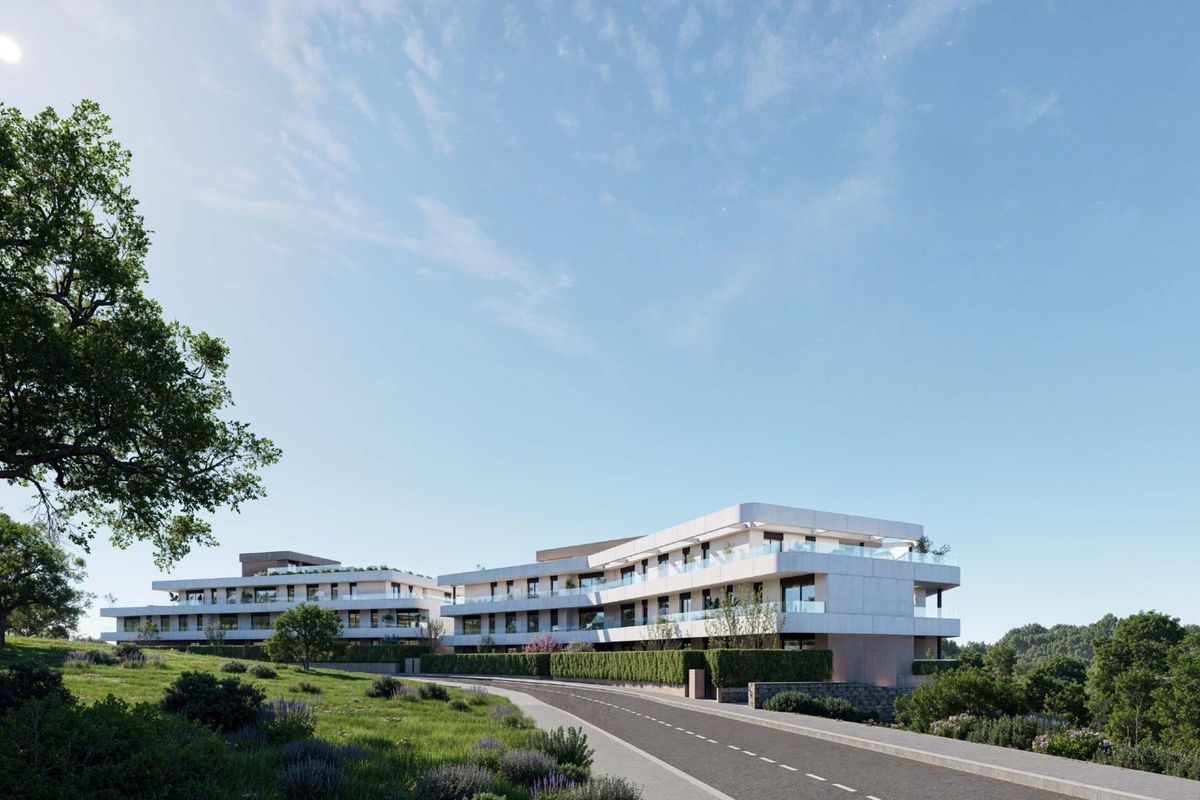 Uitzicht op het moderne appartementengebouw vanaf de weg in Estepona, met elegante architectuur.