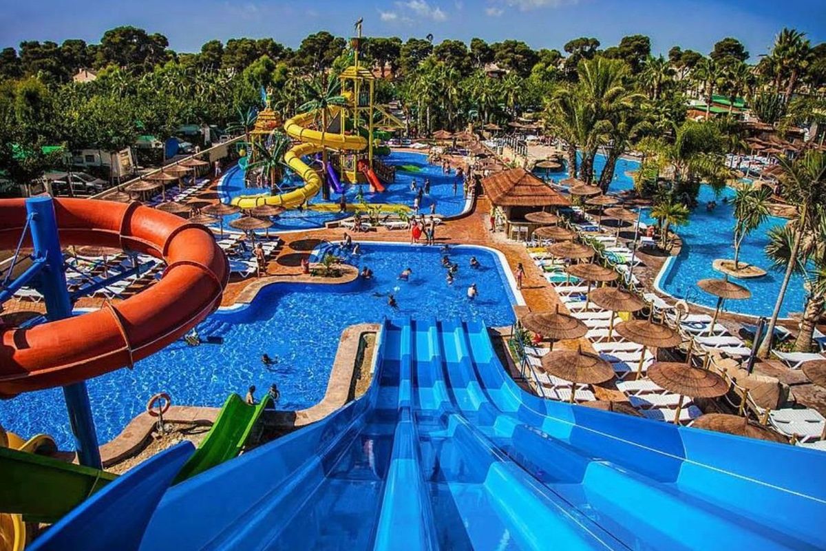 Spannend waterpark nabij San Fulgencio, met glijbanen en een zonnige sfeer voor familieplezier.