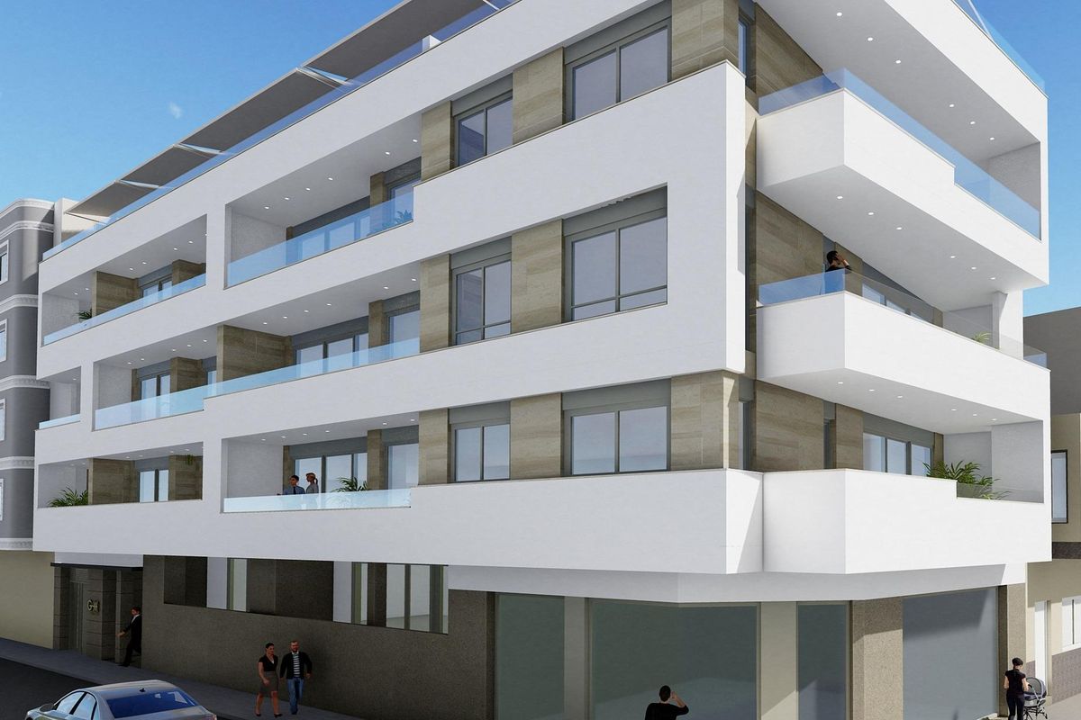 Buitenzijde van een modern appartementengebouw met drie verdiepingen in Torrevieja, Spanje, met balkons.